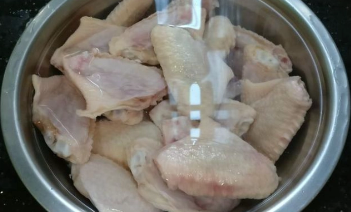 冷凍雞肉退冰要多久？三種安全快速退冰方法全解析