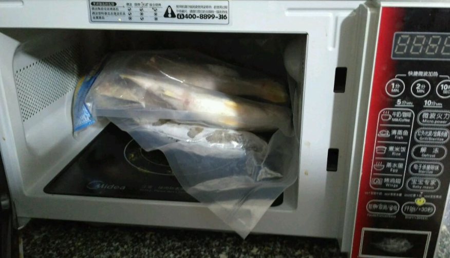 冷凍魚解凍微波完美技巧：避免乾柴鎖住鮮嫩