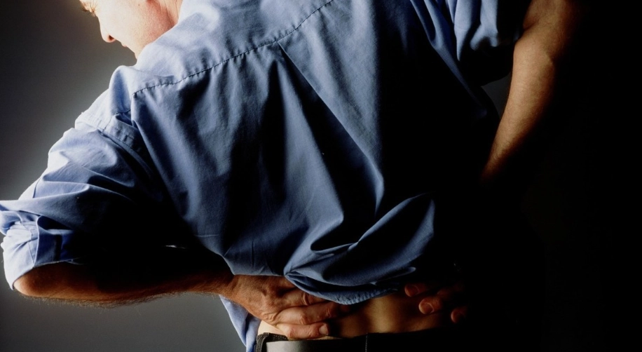 下背部緊繃原因全解析：從根本了解與實用緩解方法