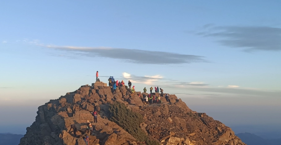 爬山登頂 爬山登頂