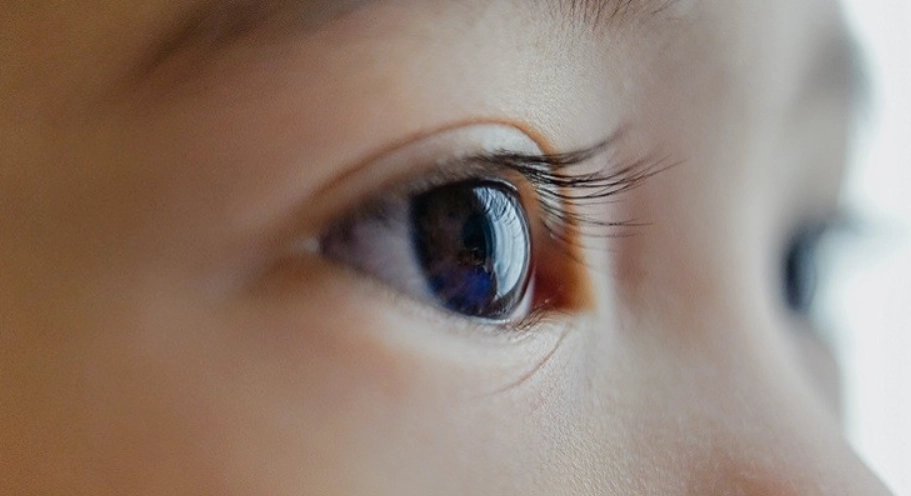 長大後眼睛變小原因