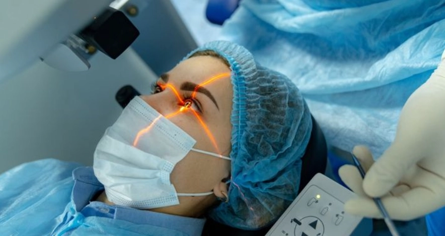 眼睛雷射恢復期完整指南：時間、症狀、保養與常見問題