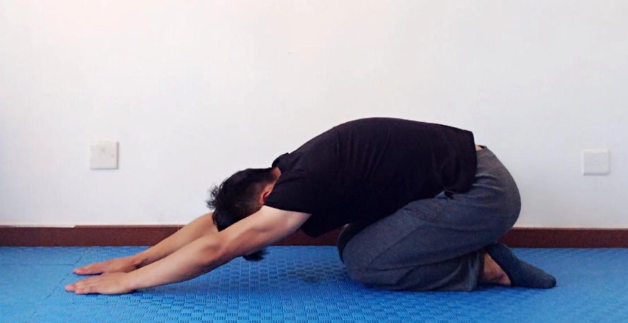 上背部緊繃原因解析：五大常見成因與實用舒緩指南