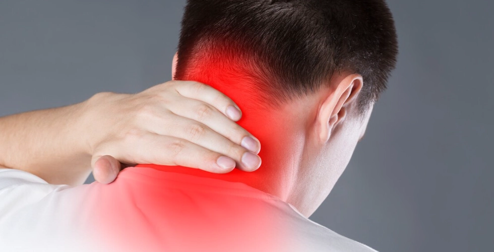 脖子側邊緊繃原因