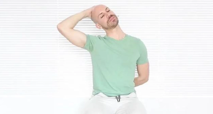 一個動作放鬆肩頸 一個動作放鬆肩頸