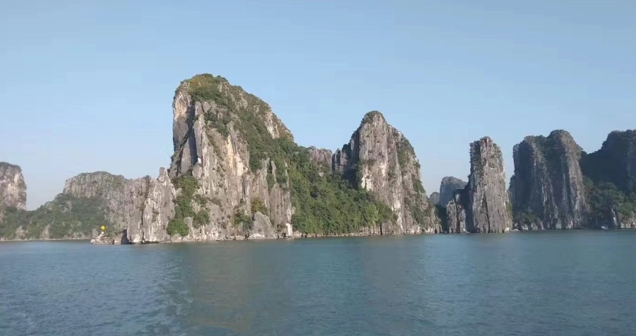 下龍灣天氣全攻略：最佳旅遊季節、穿衣指南與行程規劃