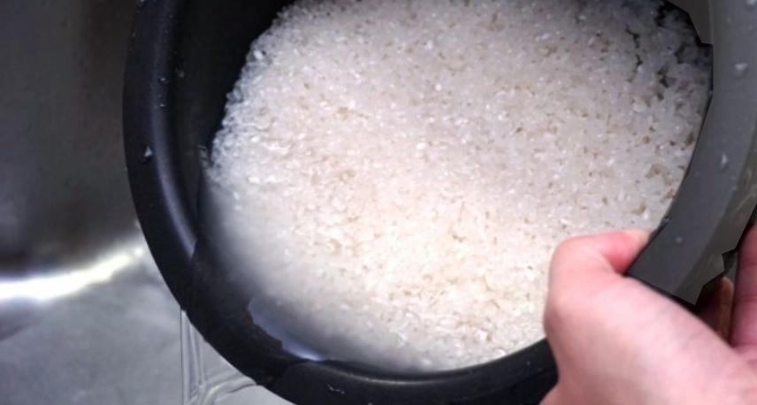 冰水洗米全攻略：科學原理、正確步驟與口感提升秘訣