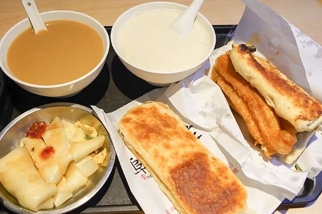 台北平價美食排行榜TOP 10：在地人私藏小吃清單，銅板價吃到飽！