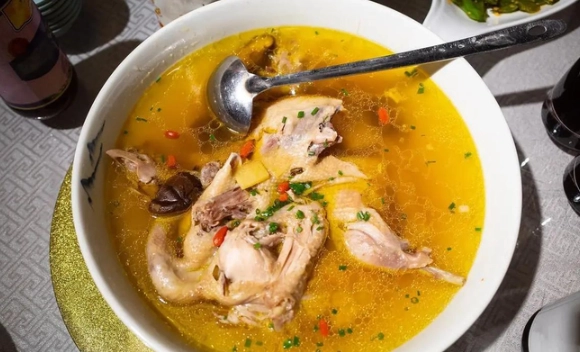 家常燉雞湯做法全攻略｜零失敗秘訣，湯頭清澈鮮甜關鍵