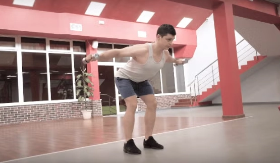 在家練肩膀全攻略：徒手與啞鈴動作、課表安排與常見錯誤解析