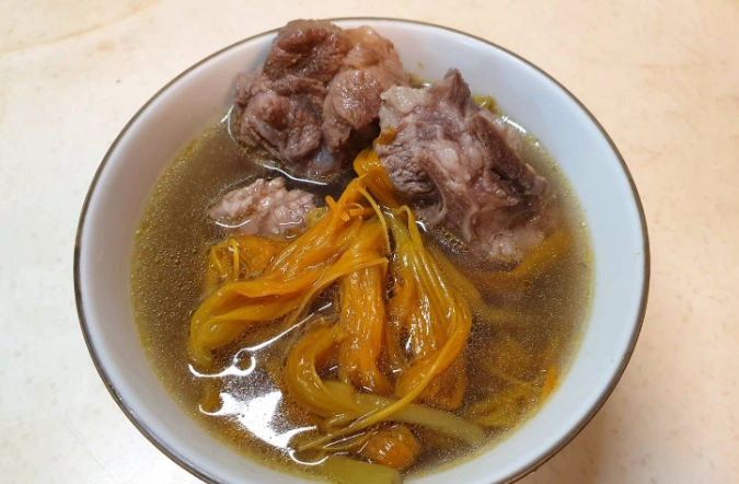 金針排骨湯功效全解析：從養肝安神到補鐵，一碗湯的完整指南