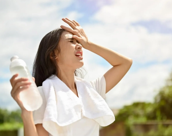 中暑症狀全解析：從輕微到重度，識別與應對完全指南