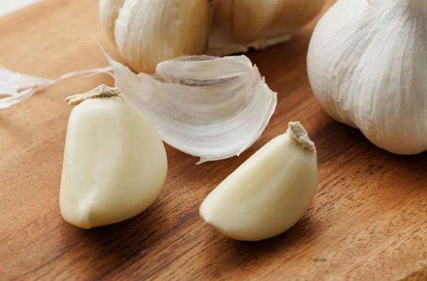 大蒜泡水剝皮全攻略：輕鬆去皮的實用技巧與常見錯誤