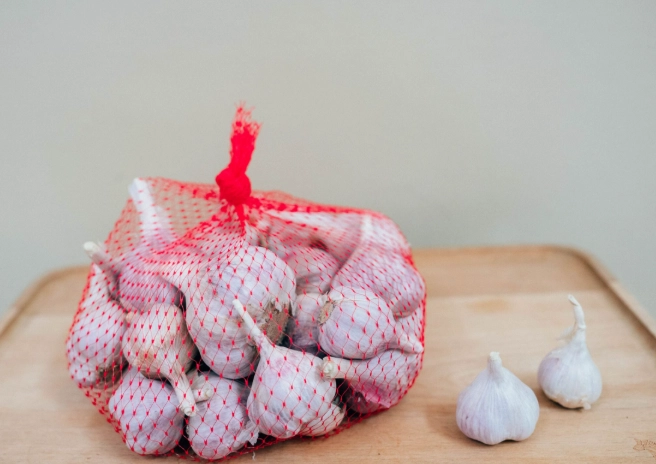 蒜頭乾掉能吃嗎？專家解析乾蒜食用安全與保存技巧