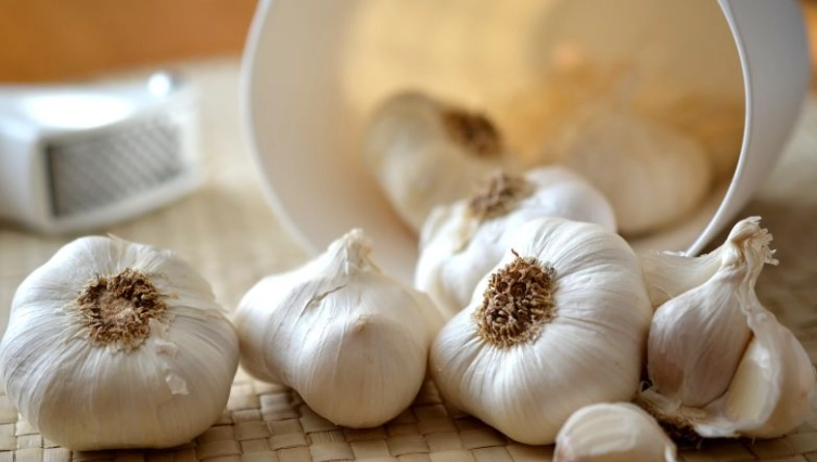 一秒去蒜皮技巧全攻略：廚房省時必學妙招