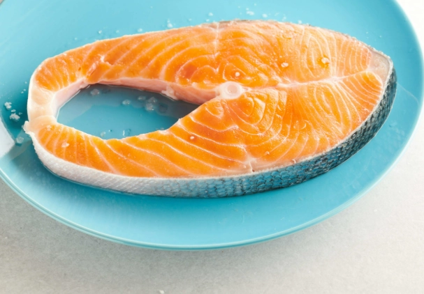 鮭魚買回來要洗嗎？專家完整解析清洗步驟與食品安全關鍵