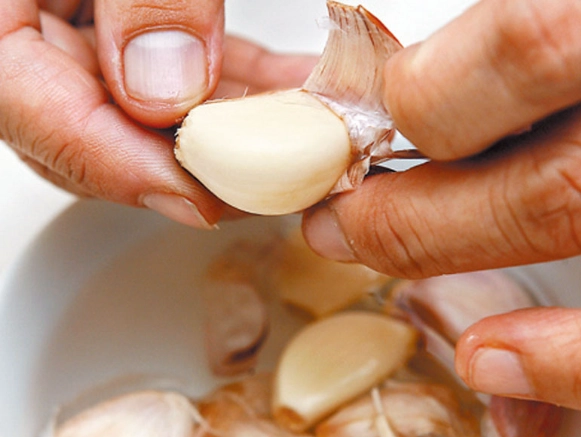 剝蒜頭皮方法大全：3招快速去蒜皮不沾手