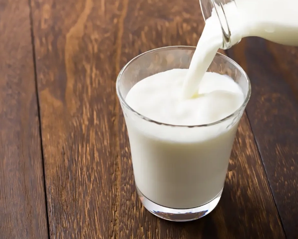 牛奶過期一個月還能喝嗎？專家教你判斷與安全處理方法