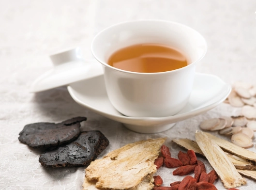 養肝茶什麼時候喝效果最好？中醫師教你黃金飲用時間與禁忌