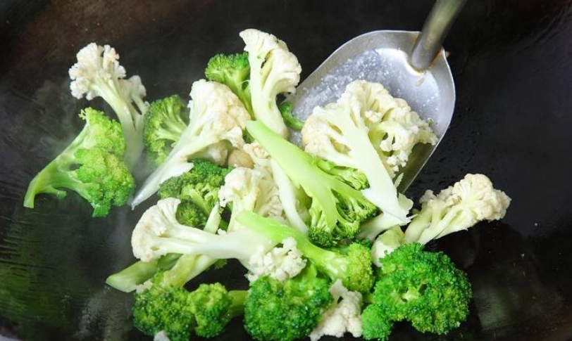 花椰菜炒多久才對？掌握3大關鍵與時間表，清脆不軟爛