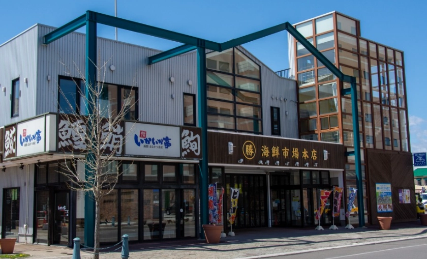 函館海鮮市場本店攻略：必吃美食、交通指南與行程規劃