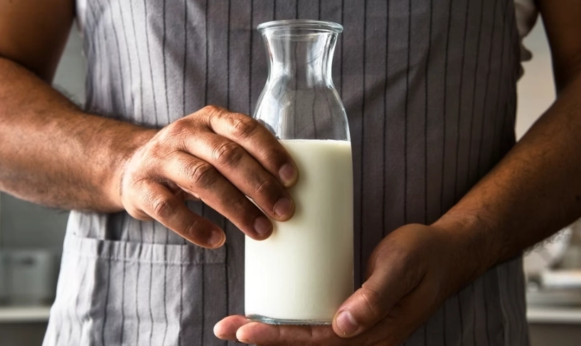牛奶過期五天還能喝吗？關鍵三步驟教你判斷，避免食物中毒