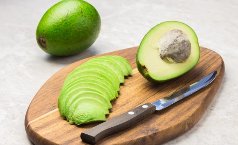 酪梨要削皮嗎？一次搞懂酪梨去皮技巧與品種差異