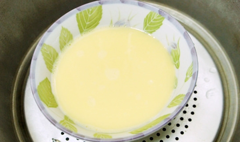 電鍋蒸蛋要多久？掌握黃金時間與比例，做出零毛孔完美蒸蛋