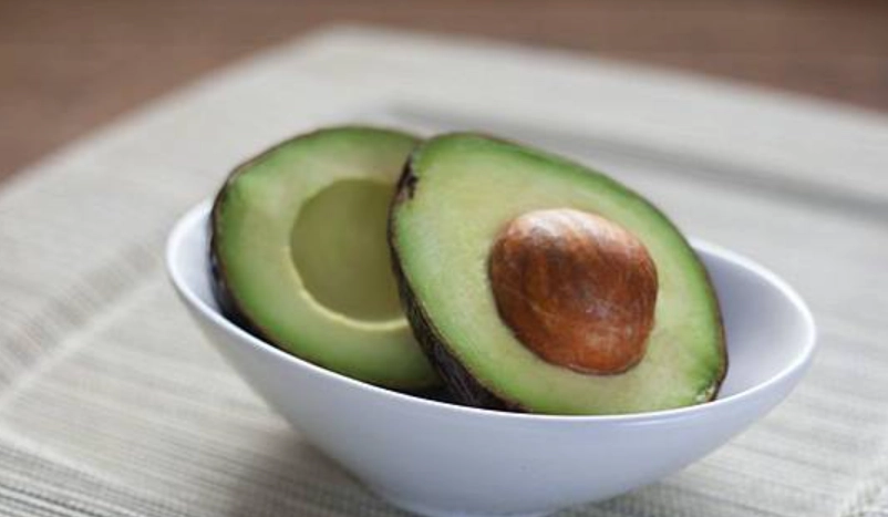 酪梨果肉白白的可以吃嗎？專家教你判斷、催熟與創意吃法