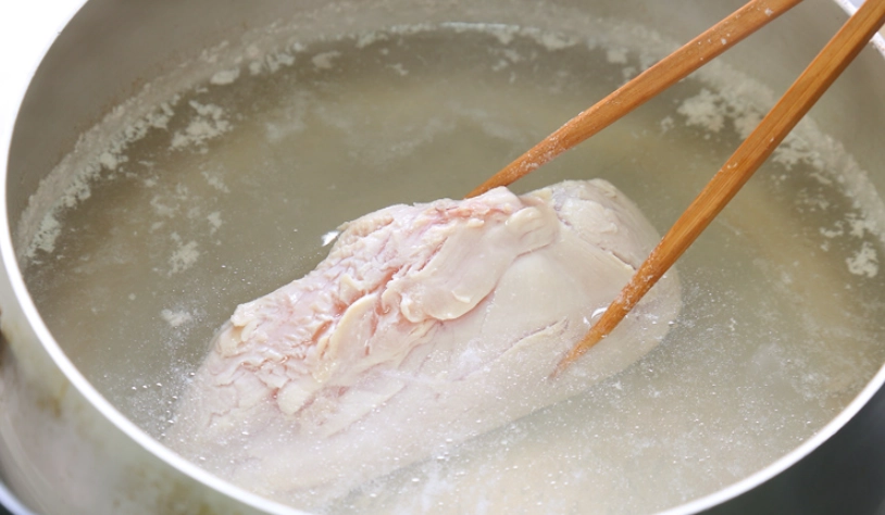 雞胸肉水煮不柴全攻略：掌握3大關鍵，輕鬆做出軟嫩多汁的健身餐