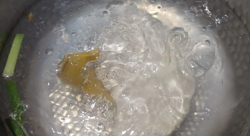 水煮雞胸肉終極指南：從柴到嫩的關鍵步驟與美味變化