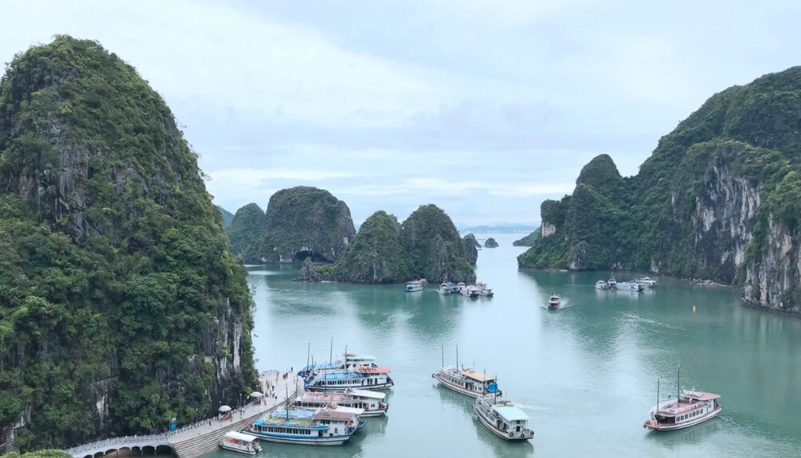 下龍灣景點全攻略：必遊石灰岩島嶼與洞穴探險指南