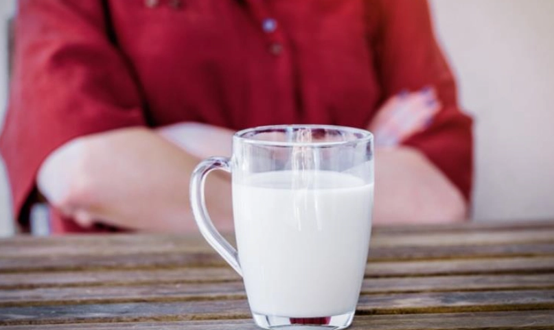 過期牛奶回收終極指南：正確處理步驟、環保意義與實用技巧