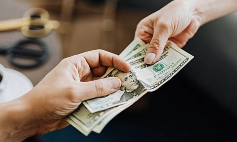 泰国小费给美金行不行？资深旅人的实用指南与常见误区