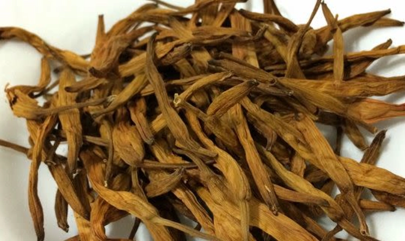 金針花變黑能吃嗎？完整解析鮮食與乾貨的安全判斷法