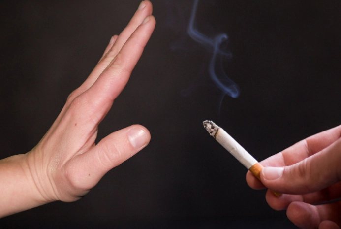 偶爾抽一根菸真的無害嗎？深入解析健康風險與成癮真相