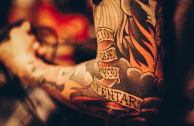 紋身後飲酒風險