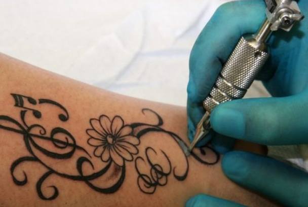 紋身後飲酒風險