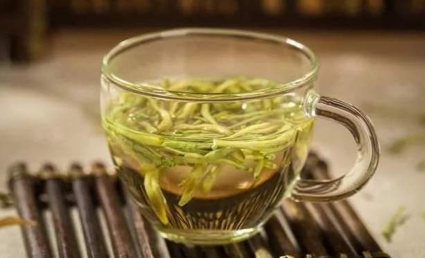 金針花泡水功效