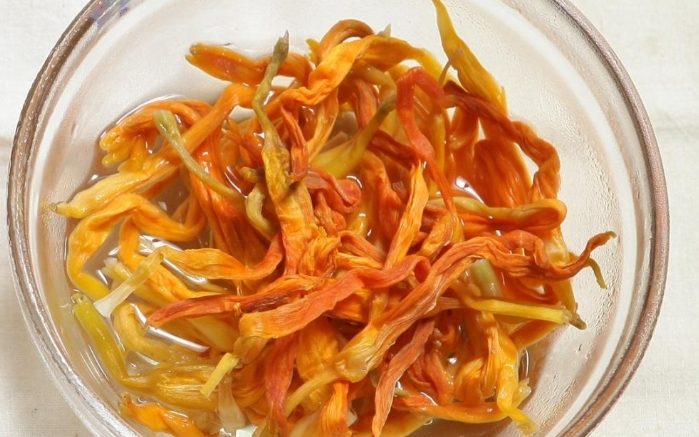 金針花泡水功效