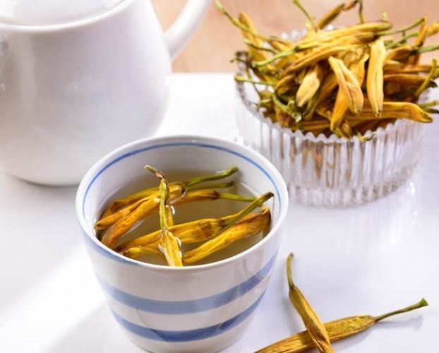 金針花泡水做法