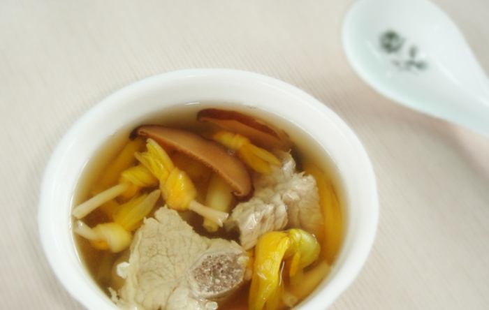 金針花排骨湯做法