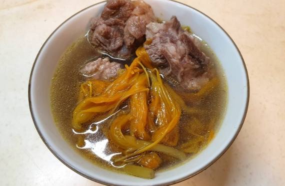 金針花排骨湯食譜