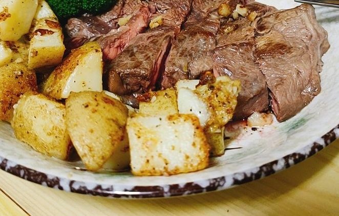 馬鈴薯搭配牛排 馬鈴薯搭配牛排