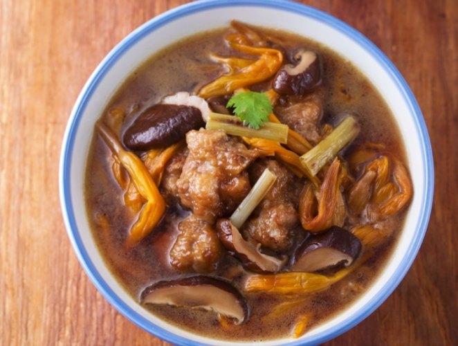 金針花排骨湯食譜