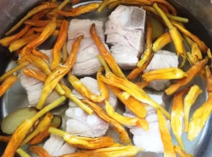 金針排骨湯酸味原因