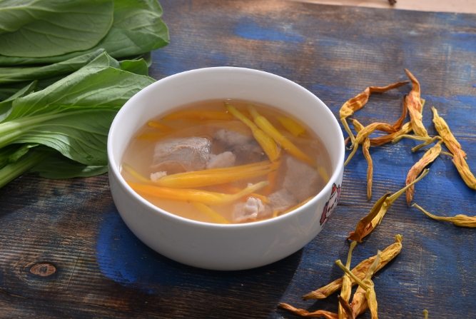 金針排骨湯酸味預防