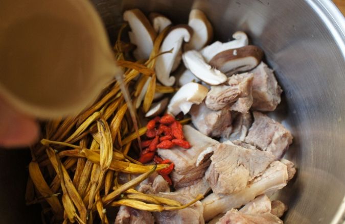 金針排骨蘿蔔湯做法