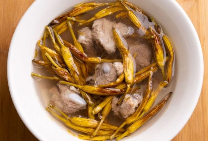 金針排骨湯酸味原因