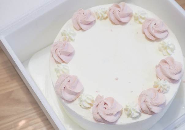 一歲寶寶吃蛋糕